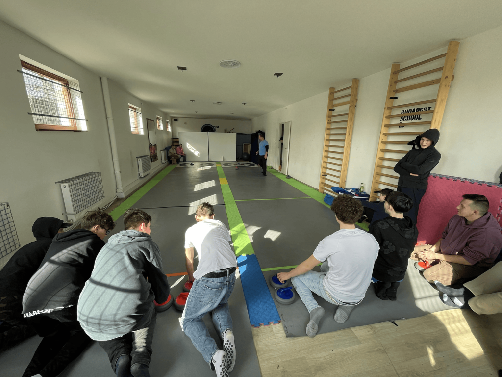 Újabb sikeres iskolai floor curling bemutatók a Magyar Curling Szövetség szervezésében Erdi Budapest School 1