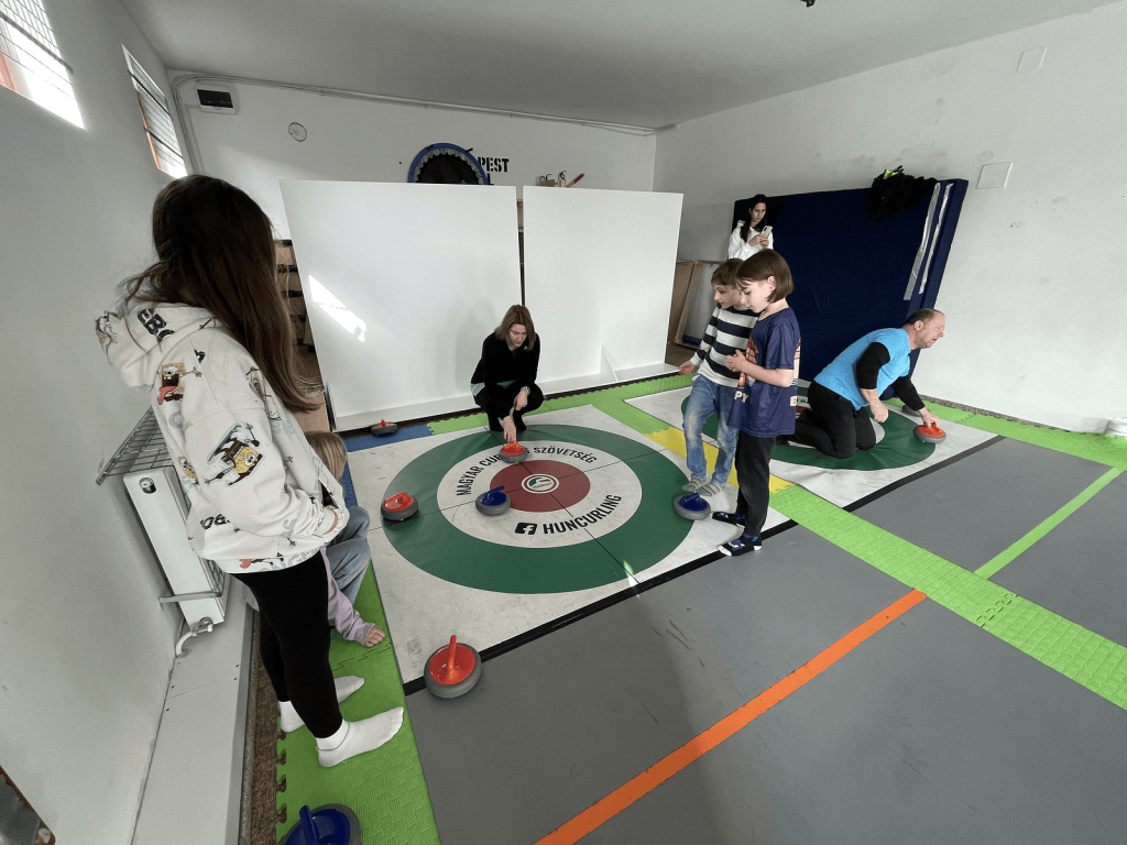 Újabb sikeres iskolai floor curling bemutatók a Magyar Curling Szövetség szervezésében Erdi Budapest School 3