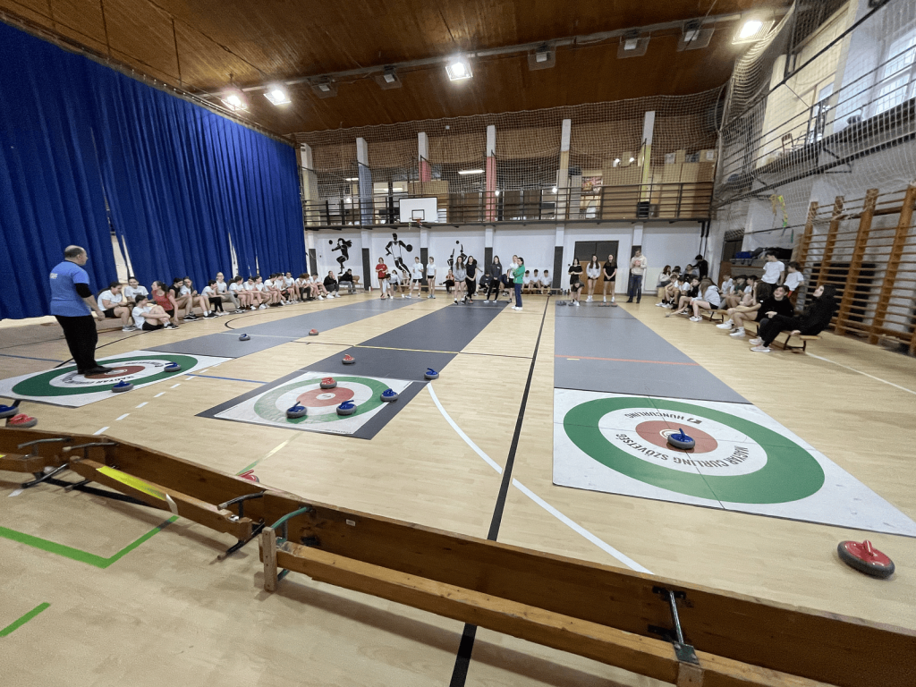 Újabb sikeres iskolai floor curling bemutatók a Magyar Curling Szövetség szervezésében diosdi Eotvos Jozsef 3